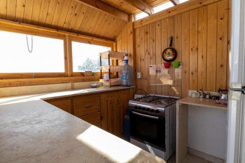 达哈布Marine Garden Camp的厨房配有木制橱柜和炉灶烤箱。