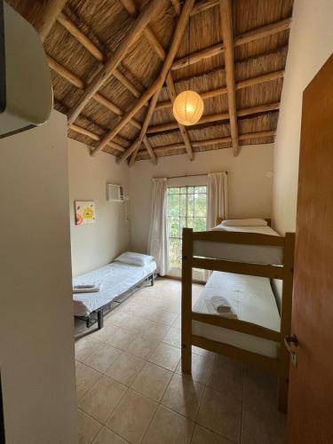 拉巴斯don isidro cabaña alta的客房设有两张双层床和一扇窗户。