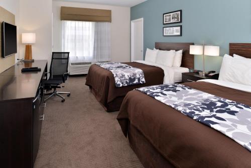 梅里迪恩司丽普套房酒店的酒店客房配有两张床和一张书桌