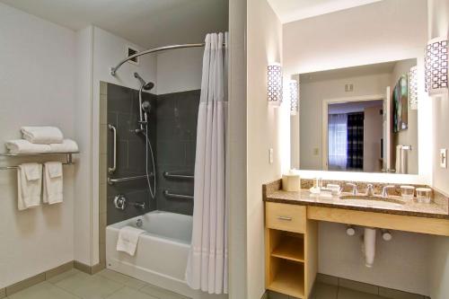 斯特拉特福德斯特拉特福德希尔顿惠庭套房酒店的带浴缸、淋浴和盥洗盆的浴室
