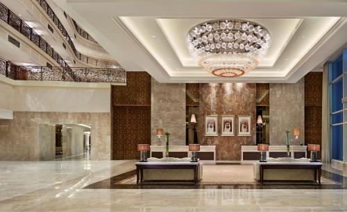 迪拜迪拜棕榈岛华尔道夫酒店的大堂设有2张桌子和1个吊灯