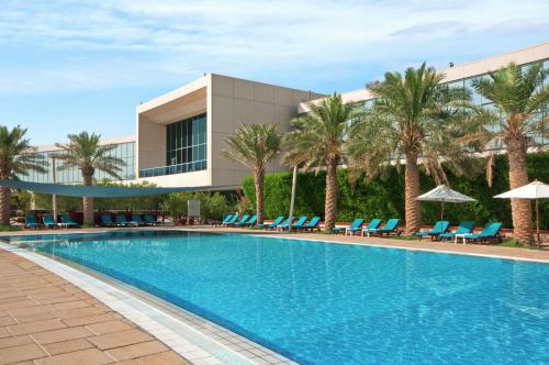 科威特科威特希尔顿度假酒店的度假村前的游泳池