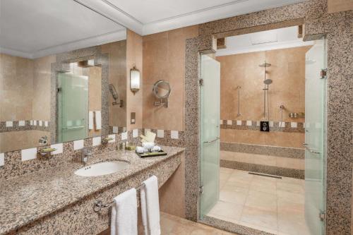 麦地那麦地那希尔顿酒店 的一间带水槽和淋浴的浴室