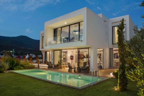 博德鲁姆Susona Bodrum, LXR Hotels & Resorts的一座带游泳池的大型白色房屋