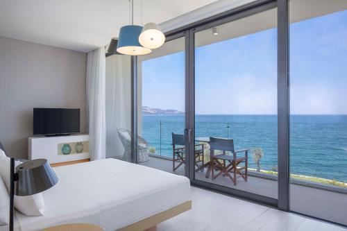 博德鲁姆Susona Bodrum, LXR Hotels & Resorts的一间卧室配有一张床,享有海景