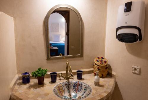 马拉喀什索斯贝皮尔摩洛哥传统庭院住宅的一间带水槽和镜子的浴室