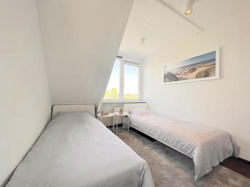 StevensweertSonnenschein的一间卧室设有两张床和窗户。