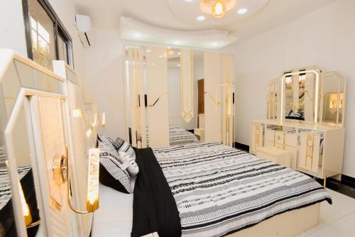 雅温得SkyLight Residence的一间设有床铺的房间和一些更衣室