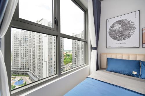 胡志明市Căn hộ Westgate- 2N House的一间卧室设有大窗户和蓝色的床