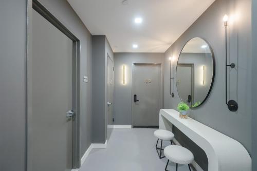 纽约Unbeatable 3BR with Private Patio in Upper East Side的一间带水槽和镜子的浴室