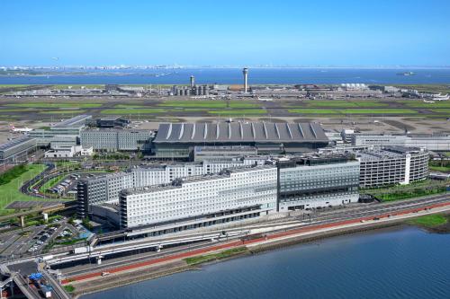 东京维拉芳泉羽田机场大酒店的水边一座大建筑的空中景观