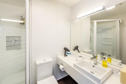 格雷默斯格雷茅斯阿什利酒店的白色的浴室设有水槽和镜子