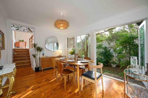 悉尼Victorian Dream Terrace CBD的一间带桌子和椅子的用餐室