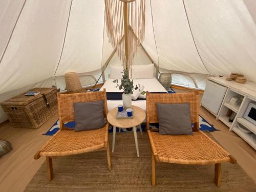 霍尔斯加普霍尔斯加普湖滨假日公园的帐篷内的房间,配有桌椅