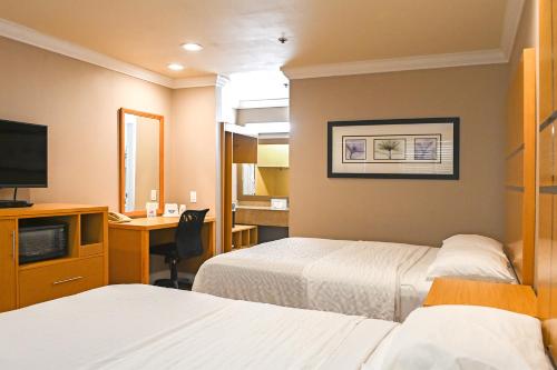南旧金山南旧金山/奥伊斯特角机场戴斯酒店的酒店客房配有两张床和一张书桌