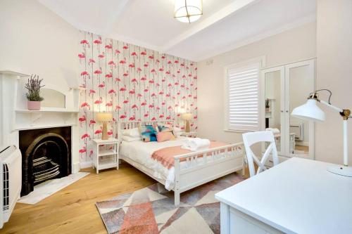 悉尼Sydney CBD Waterview apartment56的一间白色卧室,配有一张床和一个壁炉
