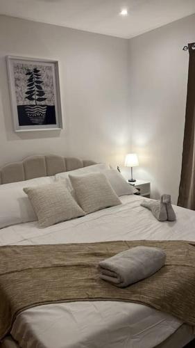 下博克特Apartamento en el Corazón de Boquete的卧室配有带枕头的大型白色床