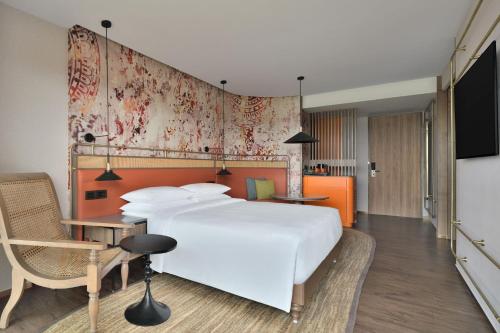 科钦The Artiste Kochi, a Tribute Portfolio Hotel的卧室配有一张白色大床和一张书桌