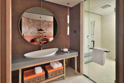 科钦The Artiste Kochi, a Tribute Portfolio Hotel的一间带水槽和镜子的浴室