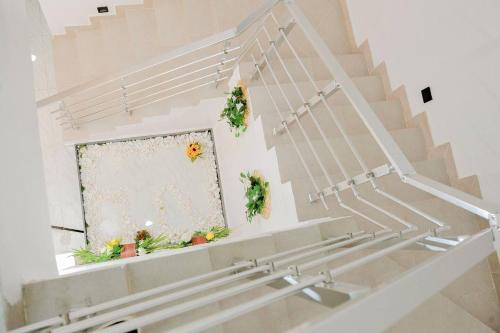 拉各斯Luxury 4bed Harris Drive Lekki的带有盆栽植物的楼梯和窗户