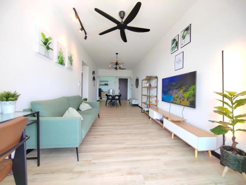 北赖Monstera Meritus Homestay - Penang Butterworth Prai 1-8PAX的客厅配有蓝色的沙发和吊扇