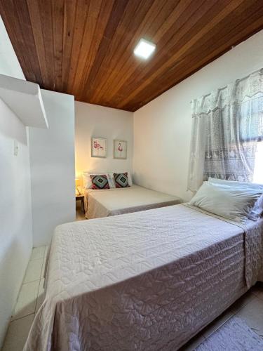 莫罗圣保罗波萨达莫雷纳酒店的一间卧室设有两张床和木制天花板