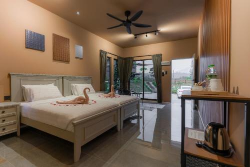 峇冬加里The Hillock @ Hulu Tamu的一间卧室配有一张带吊扇的床