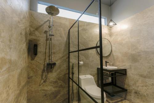 峇冬加里The Hillock @ Hulu Tamu的带淋浴和卫生间的浴室