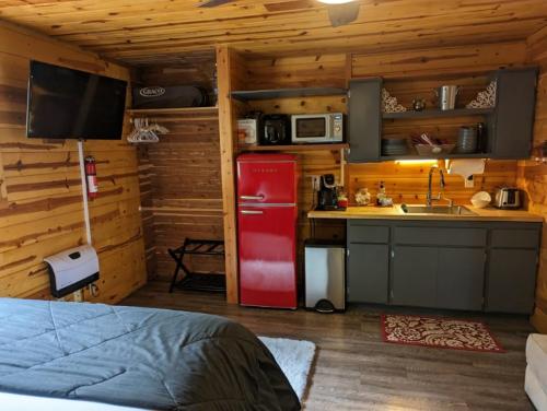 North ForkRed Barn Retreat的小屋内的厨房配有红色冰箱