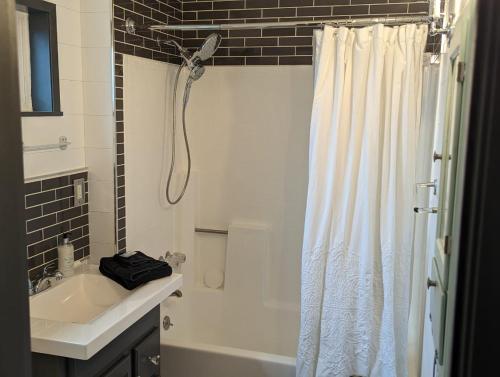 North ForkRed Barn Retreat的浴室设有白色的淋浴帘和水槽