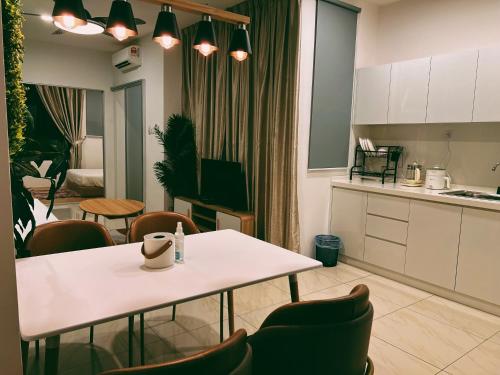 东贡岸Stylish 2 Bedroom Apartment by Thirteen Residence at ITCC Manhattan suites TR09的厨房以及带桌椅的用餐室。