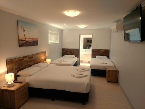 Sea LakeLake Tyrrell Accommodation LTA的酒店客房设有两张床和电视。