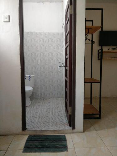 巴厘巴板HER MANDIRI GUEST HOUSE的带淋浴和卫生间的浴室。