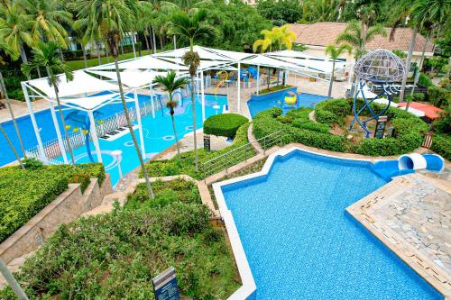 三亚三亚亚龙湾万豪度假酒店（2020年焕新升级·C位海景）的享有度假村游泳池的空中景致