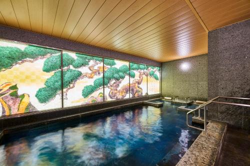 奈良Daiwa Roynet Hotel Nara Natural Hot Spring的墙上画画的游泳池