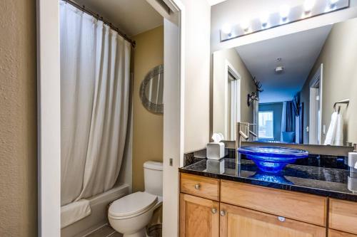 西雅图Modern Downtown Top Floor Penthouse With Bay Views的一间带卫生间和蓝色水槽的浴室