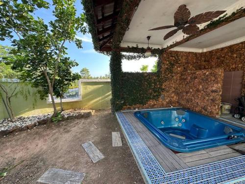 汝来Green Homestay的一个带按摩浴缸的庭院,与大楼相连