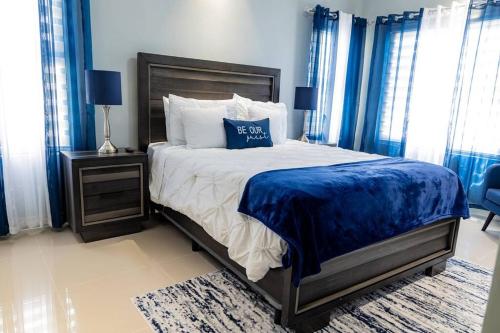 欧丘里欧Pyramid Point Manor的一间卧室配有一张大床,提供蓝色的床单和枕头