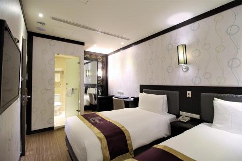 高雄家和商旅的酒店客房带两张床和一间浴室