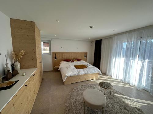 莱斯克伦斯John's Lodge的一间卧室设有一张床和一个大窗户