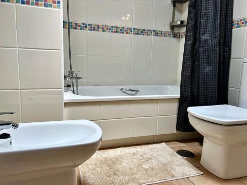 格拉纳迪利亚德亚沃纳Апартамент с 1 спальней в La Tejita (El Medano)的浴室配有盥洗盆、卫生间和浴缸。