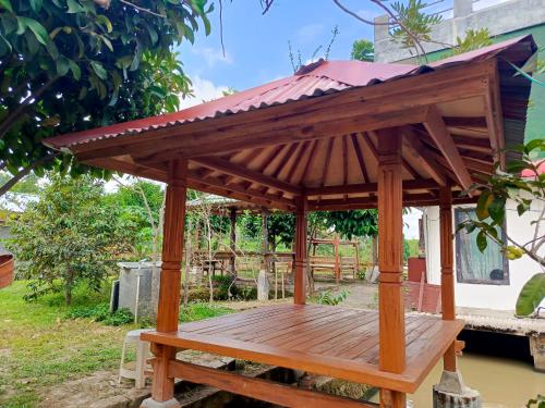 MidangMontong Raden camping ground的一个带屋顶的木制凉亭