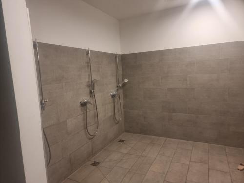 维也纳Die schöne Donau的浴室设有淋浴间,铺有瓷砖地板。