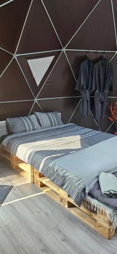 Ozoli - Pirts / Viesunams的一间卧室配有一张带木制床头板的床