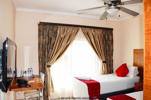 NqutuMeet Mekaar Resorts - Nquthu Hotel的一间卧室设有一张床和一个窗口