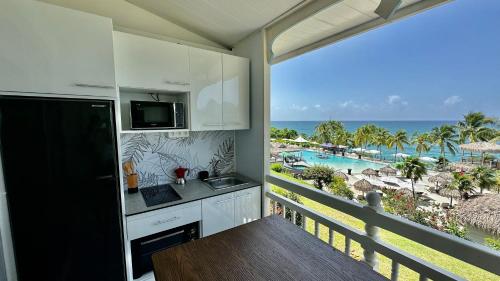 勒迪亚芒Studio 514的厨房设有海景阳台。