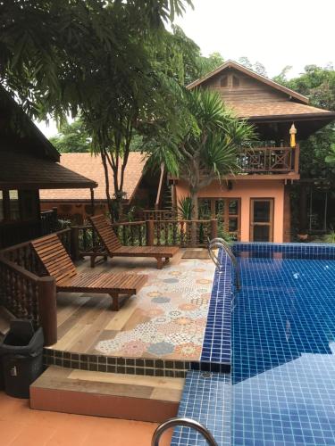 Ban Pa Sangบ้านยุ้งฮีลล์รีสอร์ท Baan Yung Hill Resort的一个带游泳池和房子的度假胜地