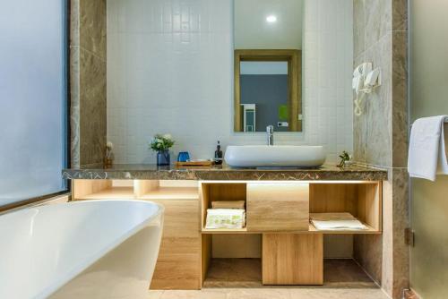 重庆何夜青旅酒店（重庆店）的带浴缸和盥洗盆的浴室