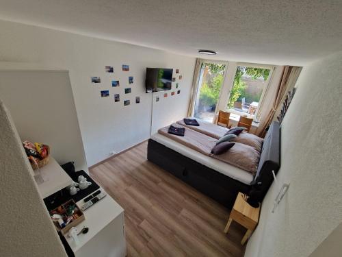 克罗伊茨林根COSI - Komfortables Privatzimmer mit grosser Terrasse und Parkplatz的一间小卧室,配有床和窗户