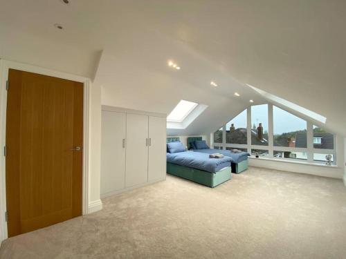 利兹The View的一间卧室设有蓝色的床和大窗户